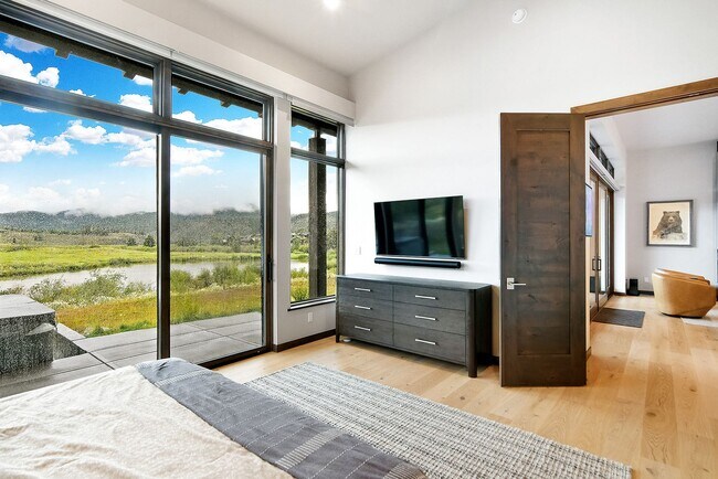 Building Photo - Luxury ski season rental is an entertainer...