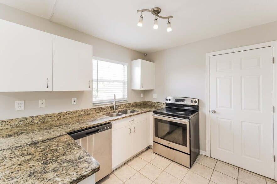 Building Photo - 577 Pierre Cir