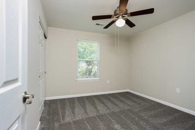 Building Photo - Fantastic 3bd/2ba home! Coming soon!