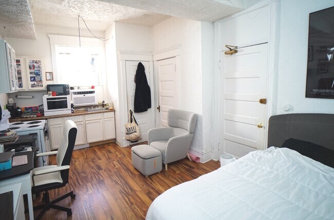 Building Photo - 2800 N Pine Grove Ave