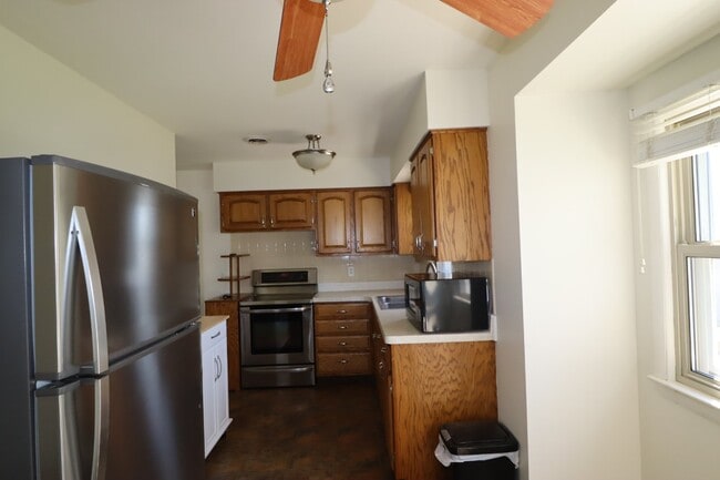 Building Photo - Charming 3 Bedroom Neenah Home with fenced yard