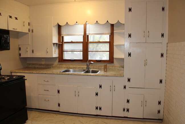 Building Photo - Single Family