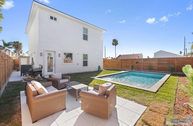 Building Photo - 104 W Pompano St