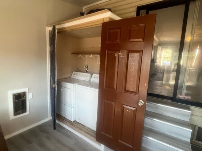 Building Photo - $0 DEPOSIT OPTION. 3BED/1BATH WITH ONE CAR...