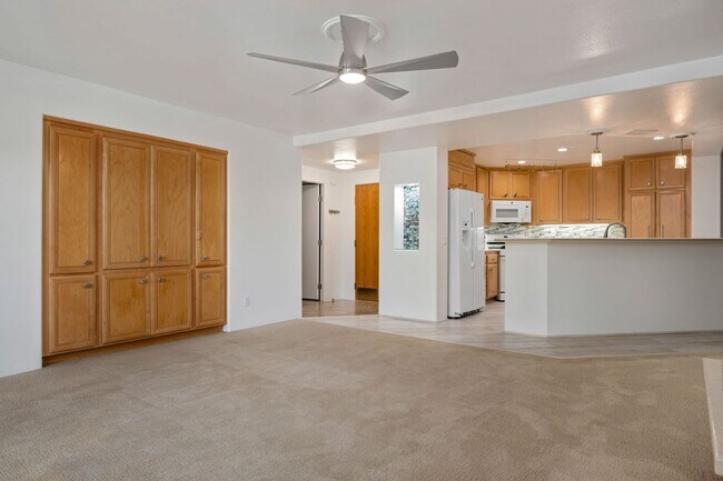 Building Photo - Extremely Rare Opportunity – 2 Bed / 2 Bat...