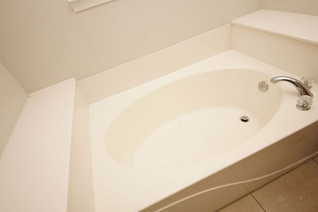 Building Photo - Central Niceville Location