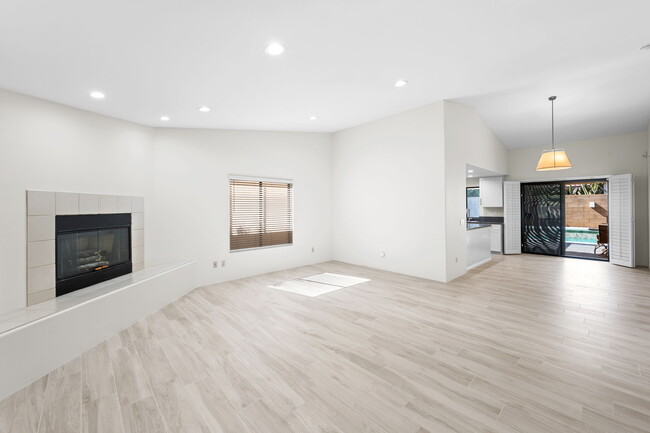 Fireplace with glass doors - 53715 Avenida Rubio