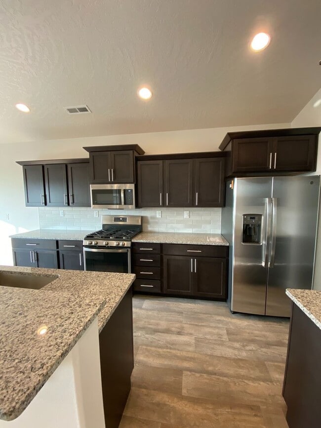 Building Photo - SINGLE FAMILY RANCHER ON ARROW LEAF (APP#146)