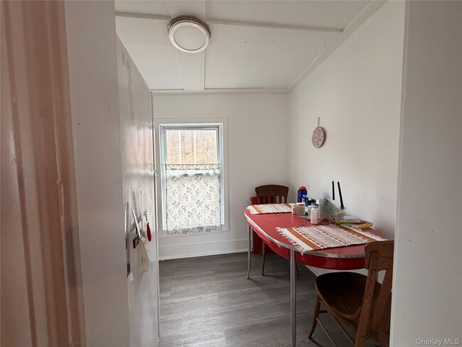 Building Photo - 67 Old Albany Post Rd