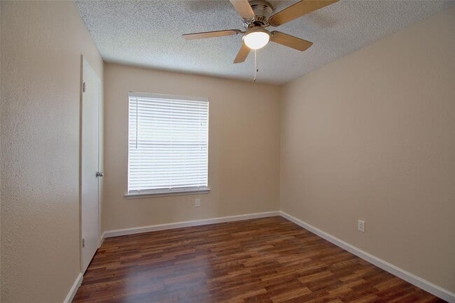 Building Photo - 1015 E Yager Ln