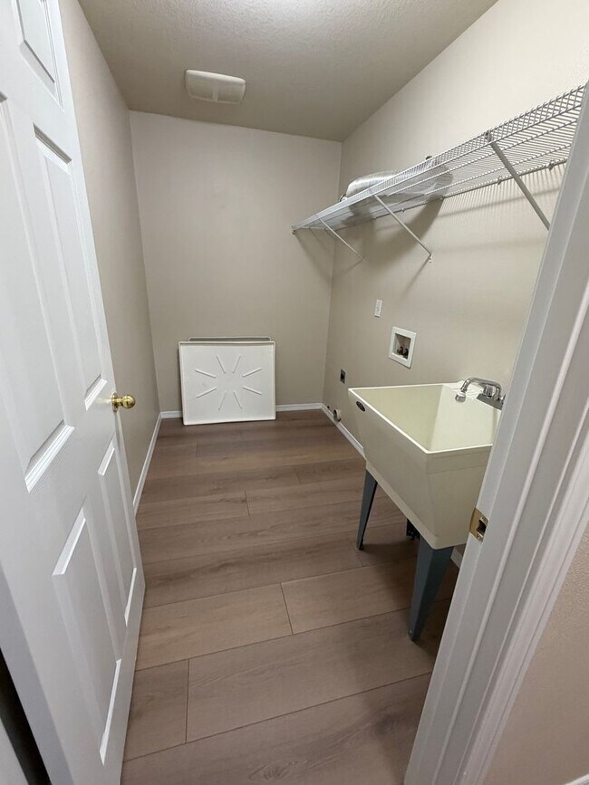 Building Photo - 413 Roger Smith Dr