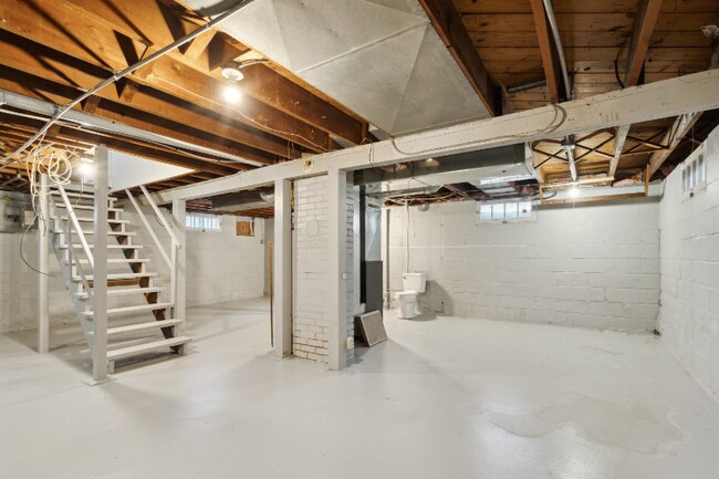 Building Photo - 413 16th Ave SW