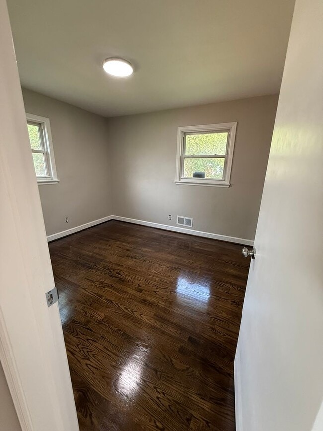 Building Photo - Newly updated 3 bedroom 1 bath with hardwo...