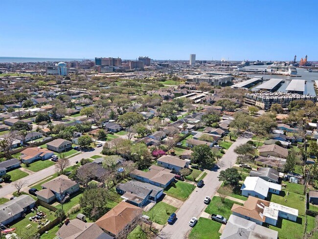 Building Photo - 105 Pompano Ave