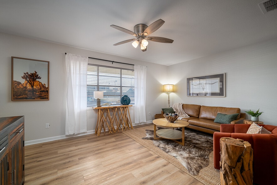 Building Photo - 1528 E Devine St