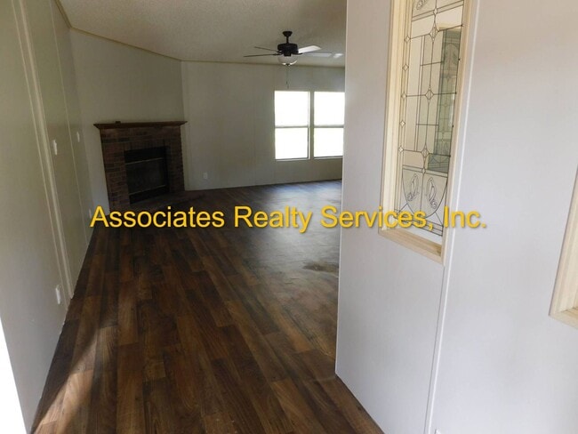 Building Photo - Secluded home in the country!