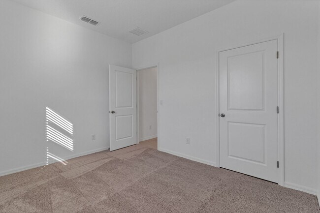 Building Photo - Like-New Ashton Woods Spacious 5BR 4BA, Prime Location Near I-4!