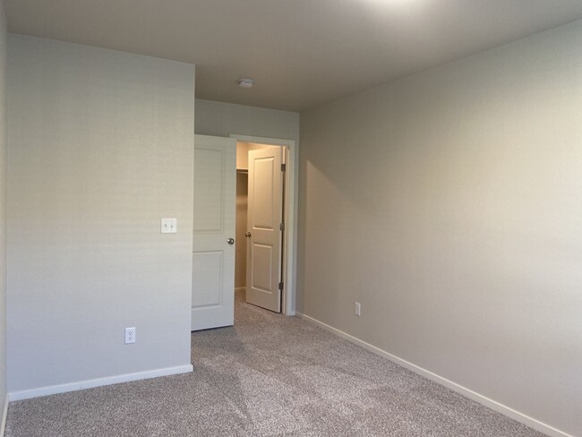 Building Photo - Beautiful 3 Bed/2.5 Bath Townhome with Att...
