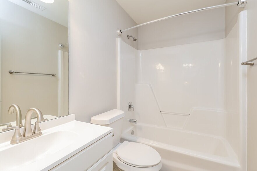 Building Photo - 518 White Oak Ln