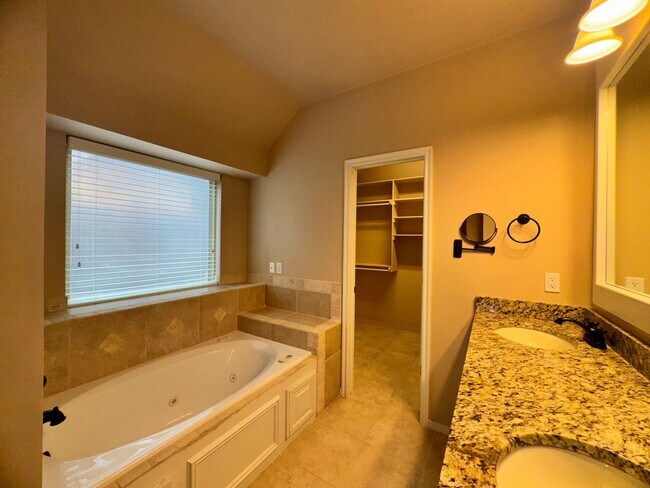 Building Photo - 3 Bed 2 Bath in Edmond!