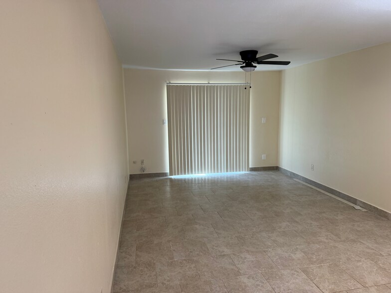 Building Photo - 2325 West Pensacola St 113
