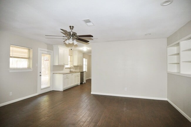Building Photo - Beautiful spacious home in Hurst!