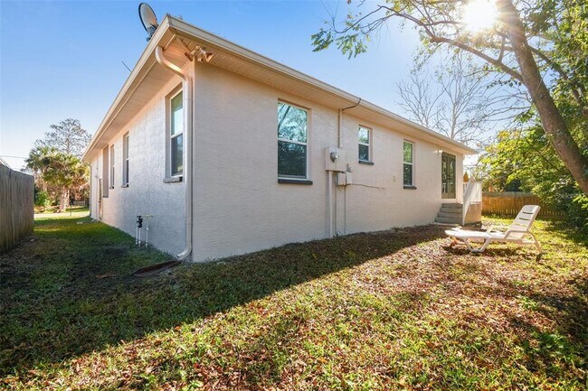 Building Photo - 5840 Mariposa Dr