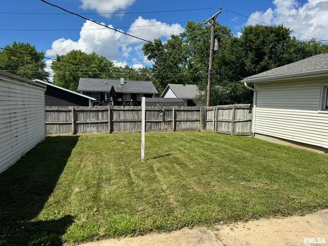 Building Photo - 413 30th Ave W