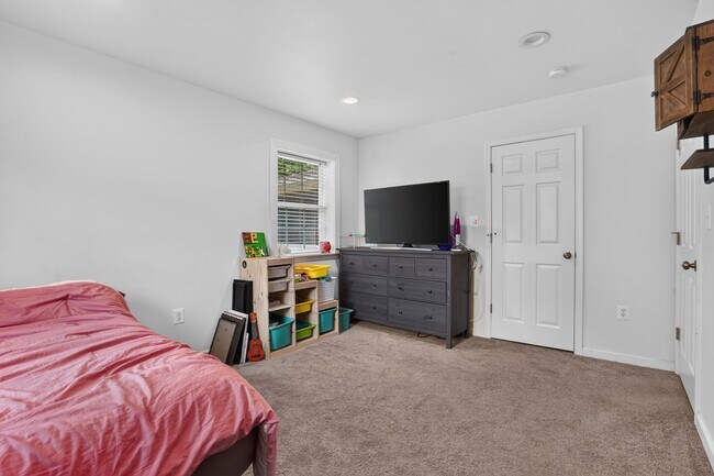 Building Photo - 4725 Springbrook Dr
