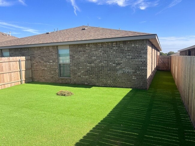 Building Photo - 405 E 21st St