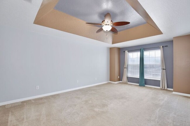 Building Photo - Elegant 3/3 Spacious Townhome with a 2 Car...