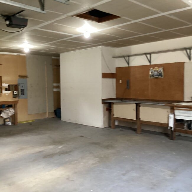 Building Photo - Ranch Style Rambler located in Stannwood