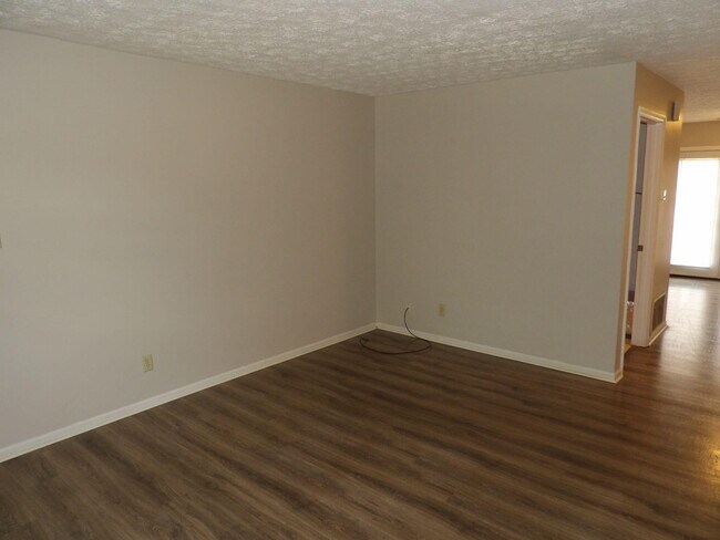 Building Photo - 204 Landings Dr