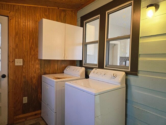 Building Photo - 12 E Chestnut St