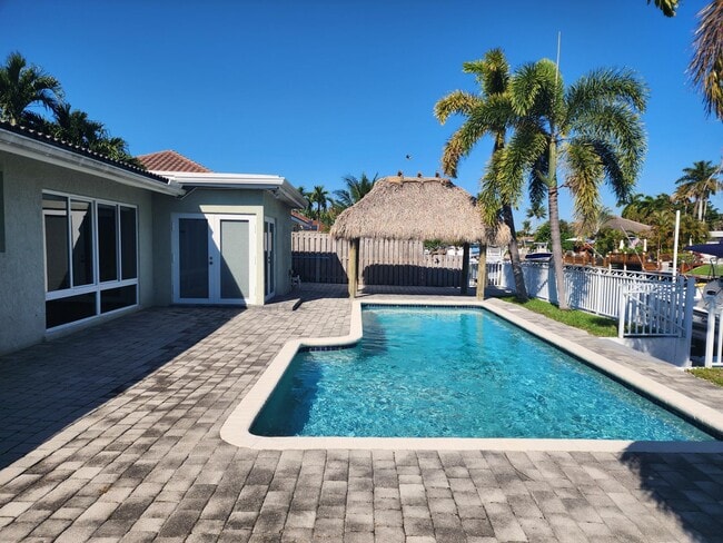 Building Photo - 191 SE 9th Ct