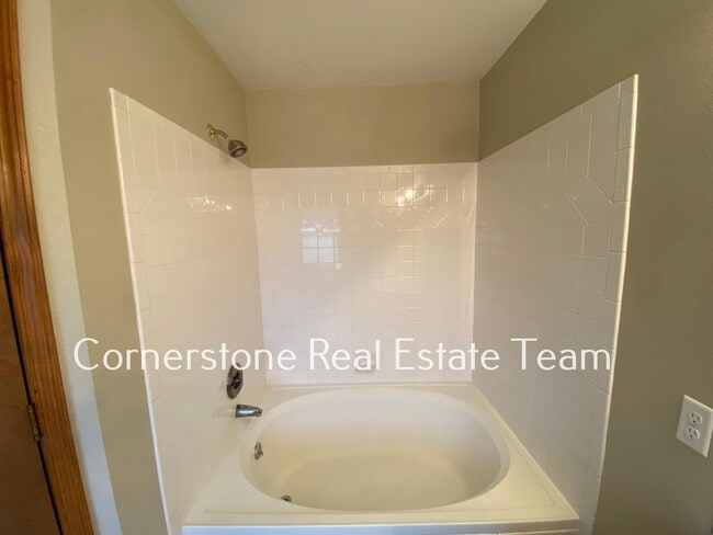 Building Photo - 1345 Coolcrest Dr