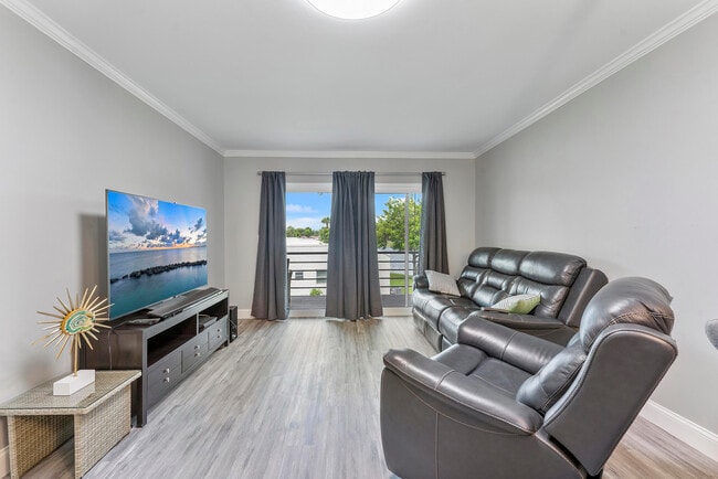 Building Photo - 118 Lake Constance Dr