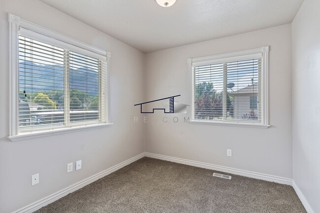 Building Photo - Fantastic Ogden 3 Bedrooom Townhouse!