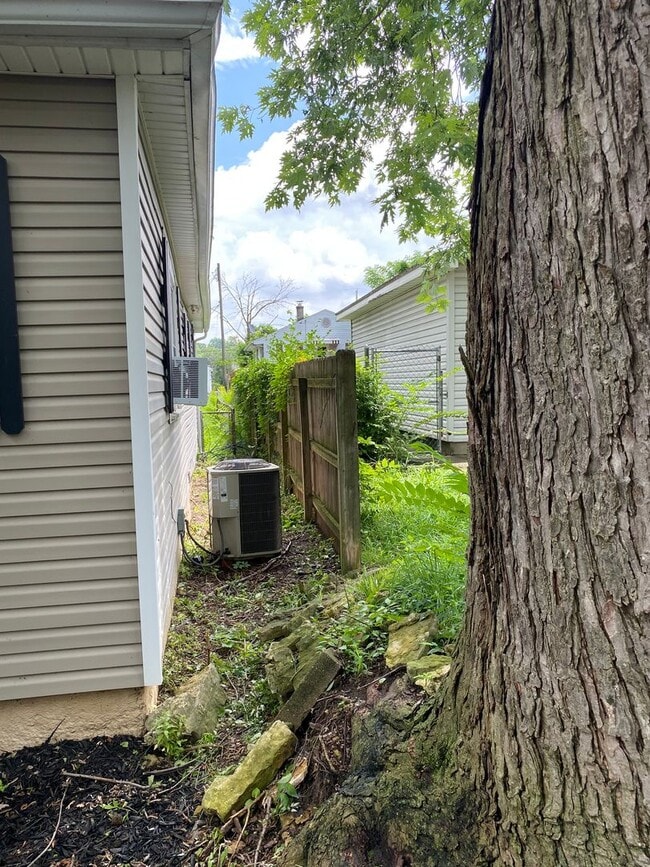 Building Photo - 2 Bedroom House Basement & Garage - Fenced...