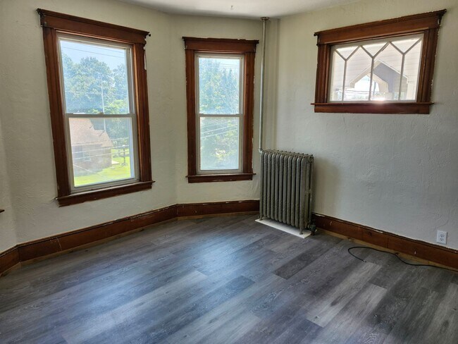 Primary Photo - 3 Bed, 1 Bath 3rd floor apartment