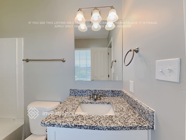 Building Photo - 15249 Pangborn Pl