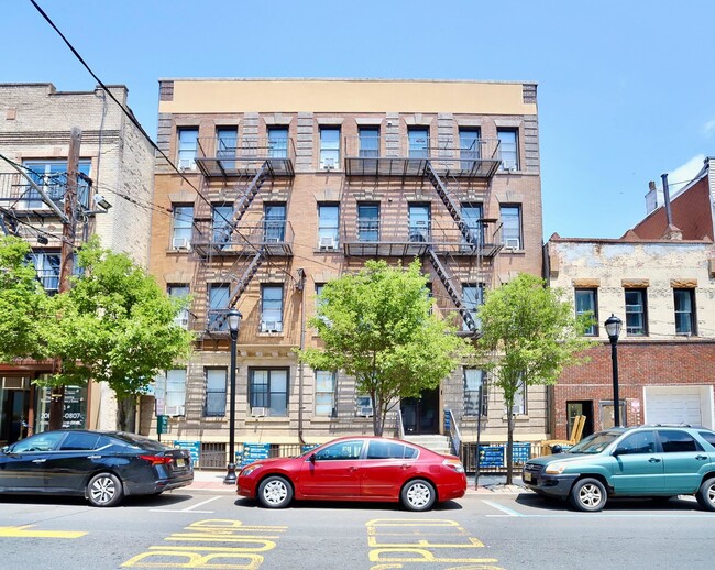 Building Photo - 208 48th St