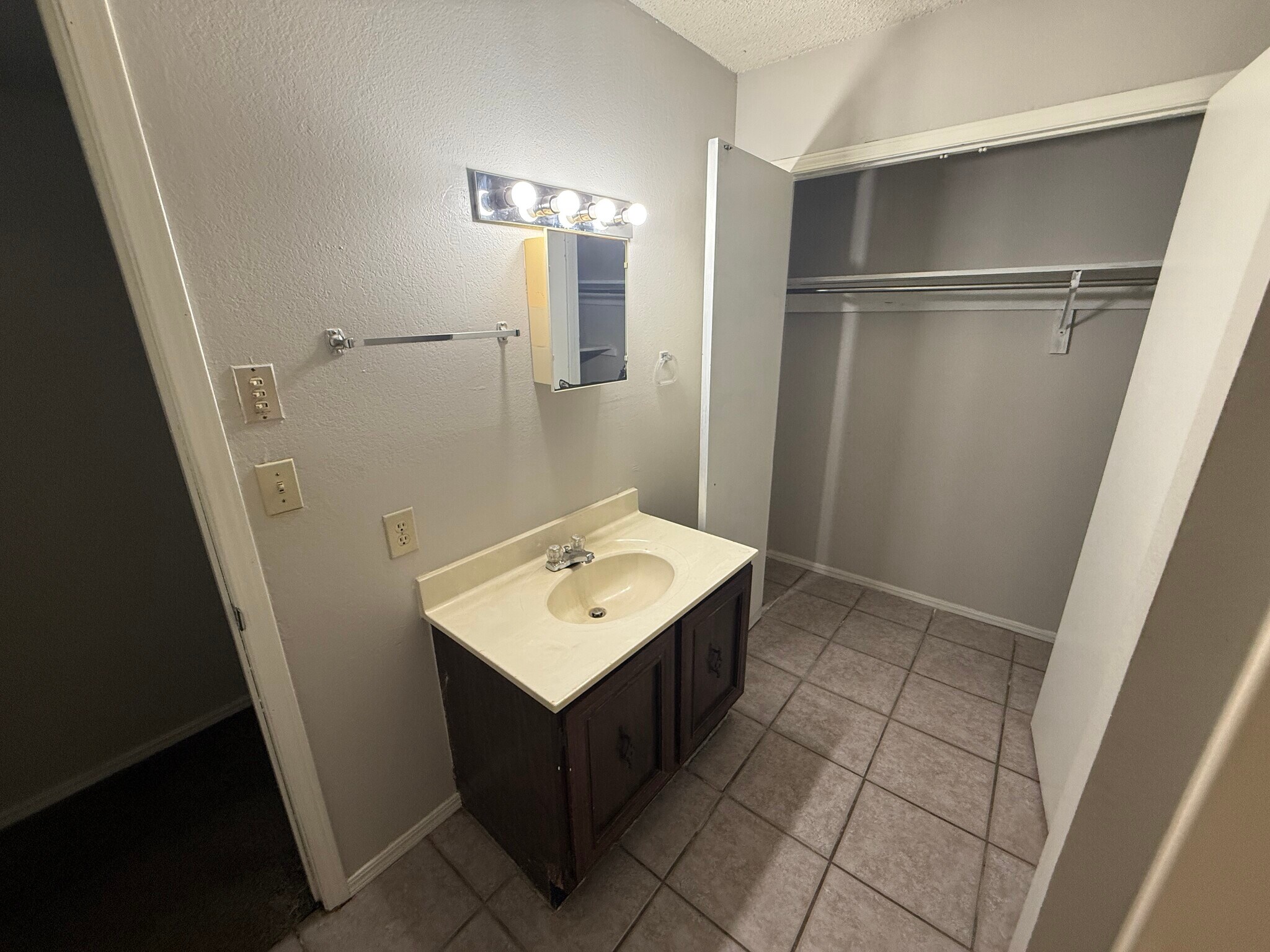 Building Photo - 828 Hardy Springs Cir