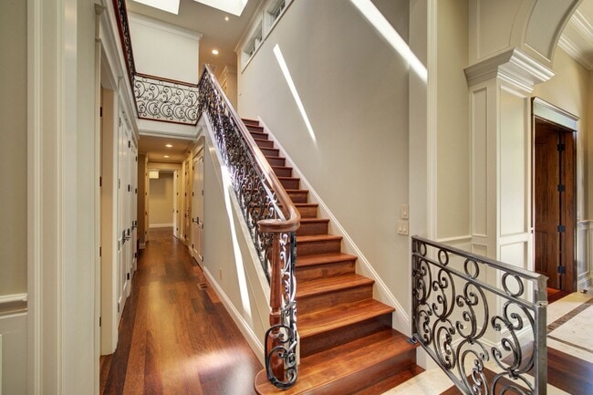 Building Photo - 4Bd+Den/4.5Ba Clyde Hill House