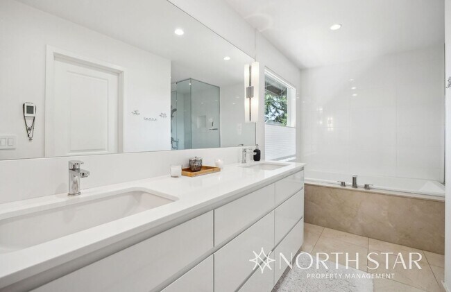 Building Photo - Beautifully Updated Contemporary Home in t...