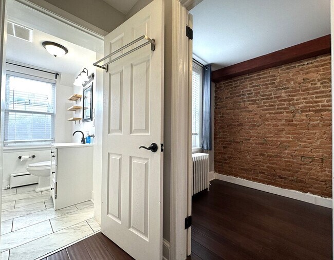 Building Photo - Stunning 4-Bedroom Townhome in the Heart of Fishtown! Available NOW!