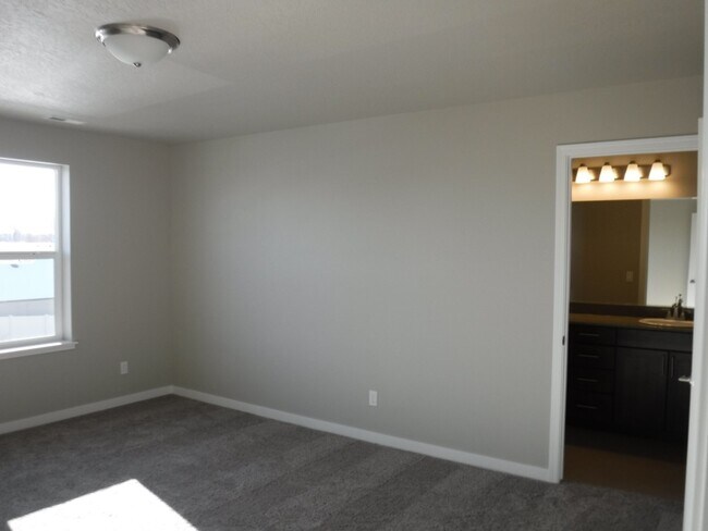 Building Photo - Beautiful and spacious 4 bed 2.5 bath home in Sovi Sub just off Eagle and Victory