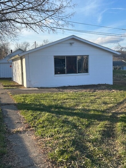 Detached Garage Front - 606 Division St