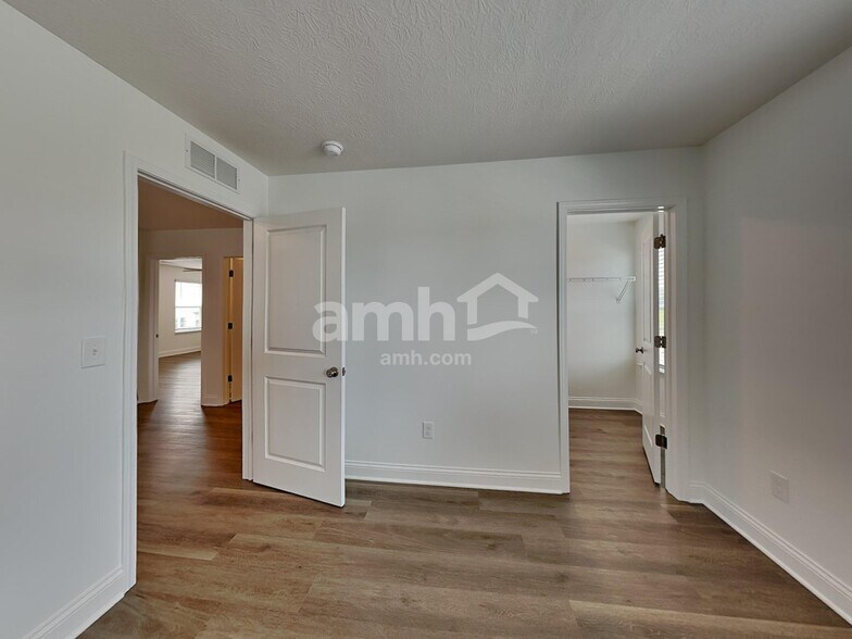 Building Photo - 405 Golden Maple Pl