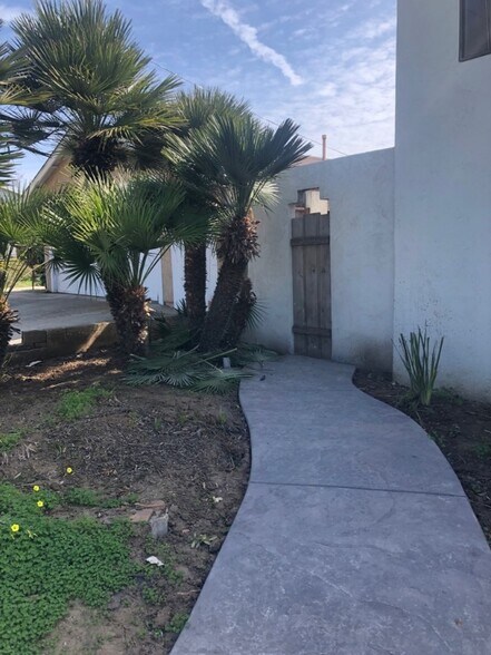 Building Photo - 1806 Soto St